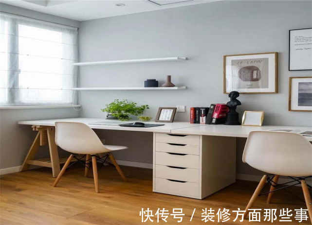 三居室|105平简约原木三居室,工作台前面的墙加了隔板做展示