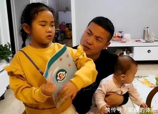 宝妈|宝爸抱起二胎弟弟,大女儿的一句话,宝妈听到后忍不住心酸!