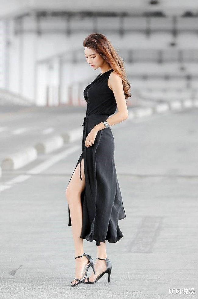 街拍美女：选对服装才有美感，小姐姐开衩裤穿出了模特的既视感