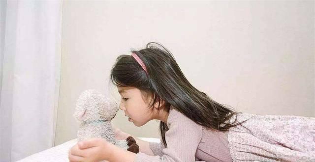 孩子|孩子在超市偷吃巧克力,2位妈妈的不同做法,让孩子差距越拉越大