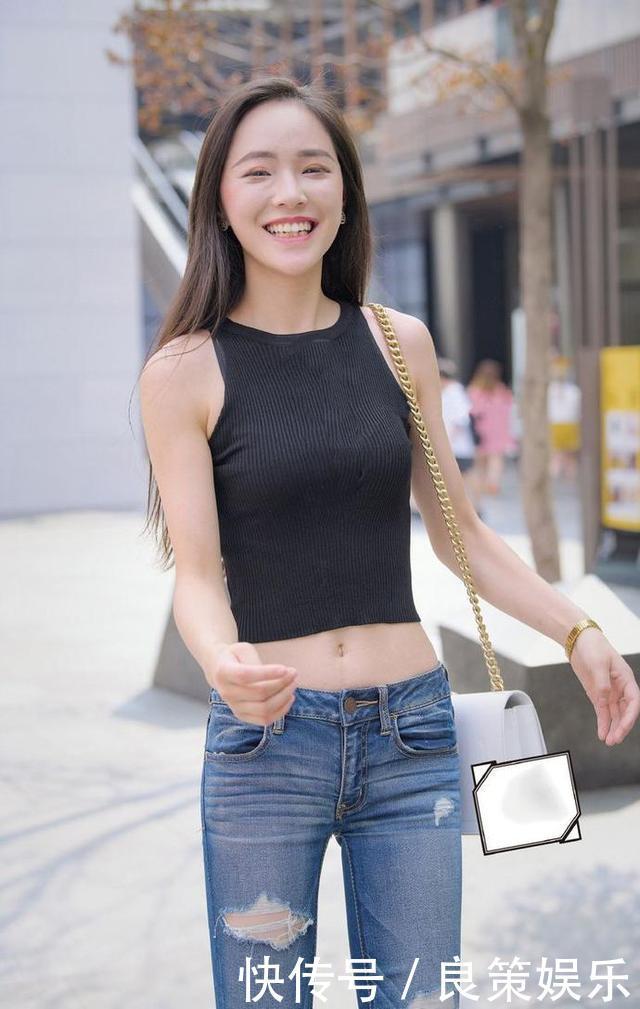 简单时髦穿出青春迷人，笑容宛如皎洁的月光