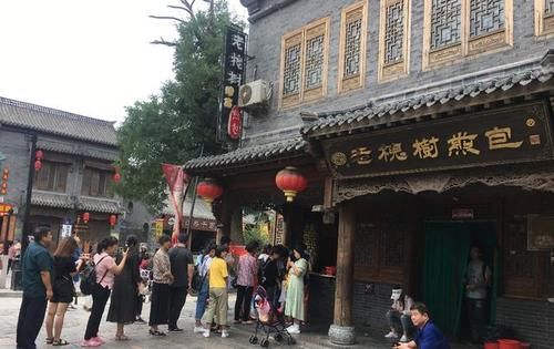 这家店|山东这家生煎包太牛了，天天排长队，1块钱一个一天卖出6000多个