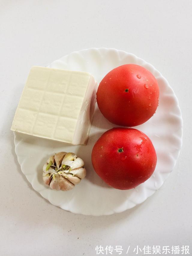 西红柿炖豆腐，美味特下饭，汤汁泡米饭，熊孩子能吃两大碗！