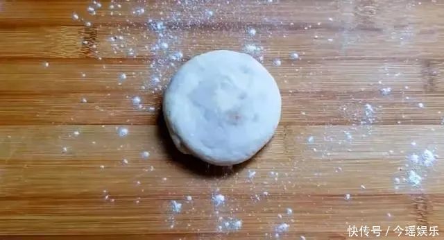 酥饼|这面食我三天两头做一回，做法简单，酥脆掉渣，每次做一锅不够吃