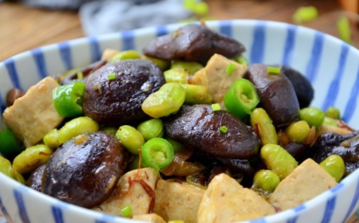  豆腐跟它真是绝配，鲜嫩多汁，花钱不多，比放肉还好吃