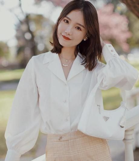 白衬衫看似基础又简单，实际很是美丽动人，搭配对了很重要