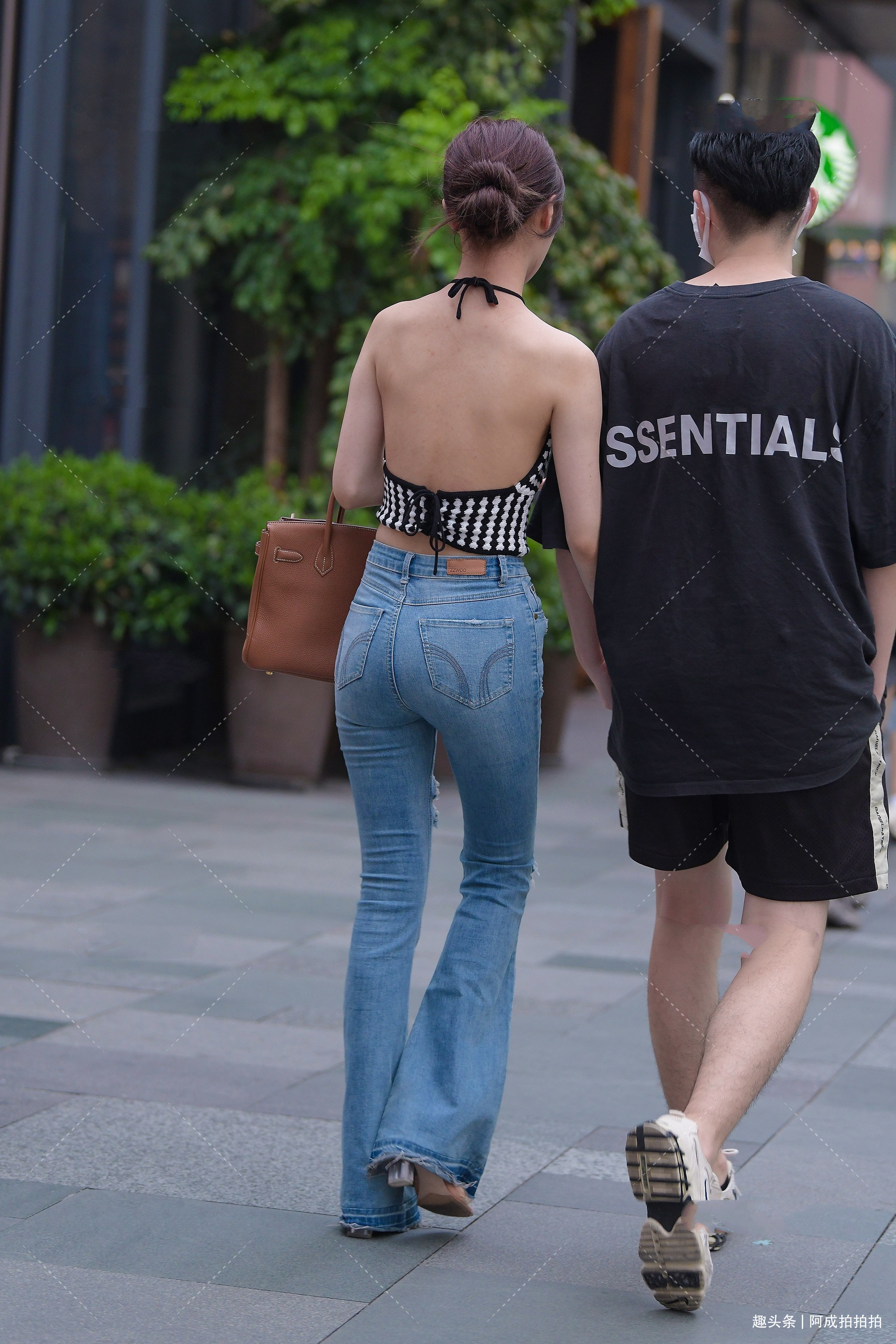 破洞牛仔裤|黑白针织吊带搭配破洞牛仔裤,款式独特,尽显时尚感