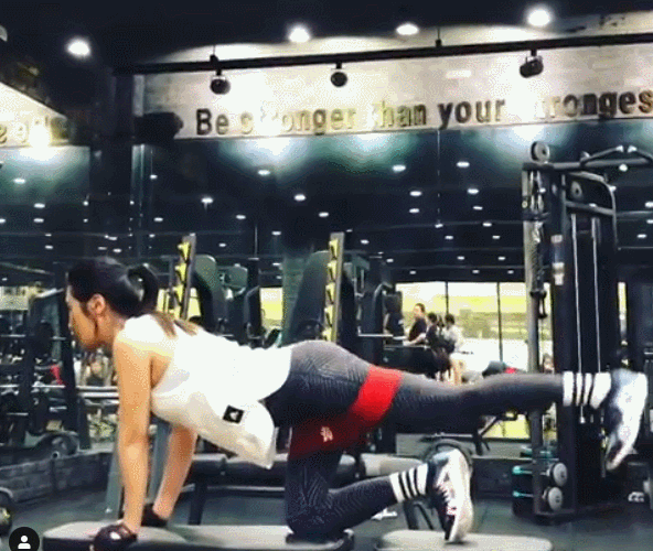 小姐姐|臀围83CM的00后小学妹,“沙漏身材”十分惹火,又一枚实力派后浪