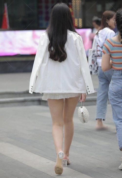 外套|蕾丝仙女连衣裙，搭配宽松的外套融入休闲元素，爱心桃小包太可爱
