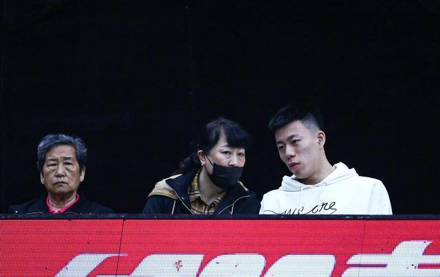 母亲|张镇麟的妈妈王芳,不雅之举上了热搜,胡明轩的漂亮妈妈太温柔了