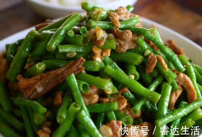 好吃|炒豆角要不要焯水,多加一步,脆嫩入味儿,好吃又好看,营养全面
