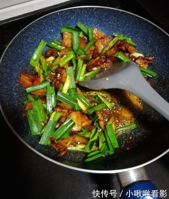 美食|川味家常蒜苗回锅肉,肥而不腻,香十足,网友:这才是美食