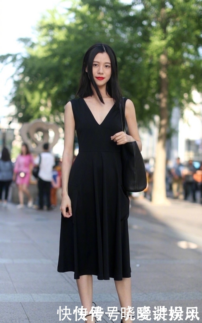 街拍:开放另类时尚的美女,美丽性感,休闲中穿出了时尚感!