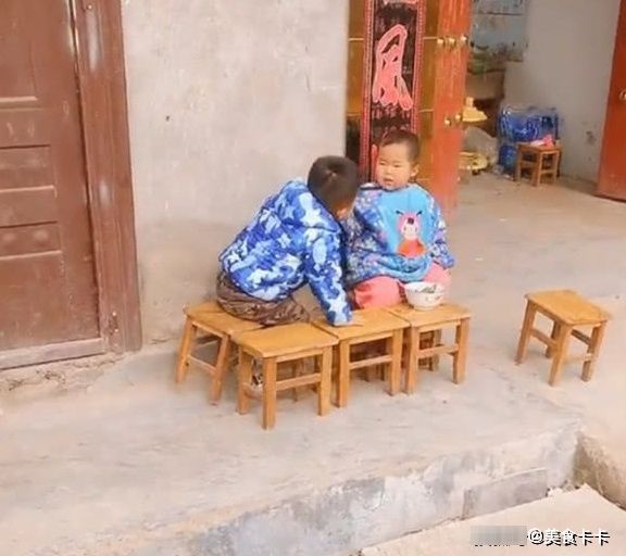 妈妈|妈妈到处找不到儿子,却看到哭笑不得的一幕,网友:有前途