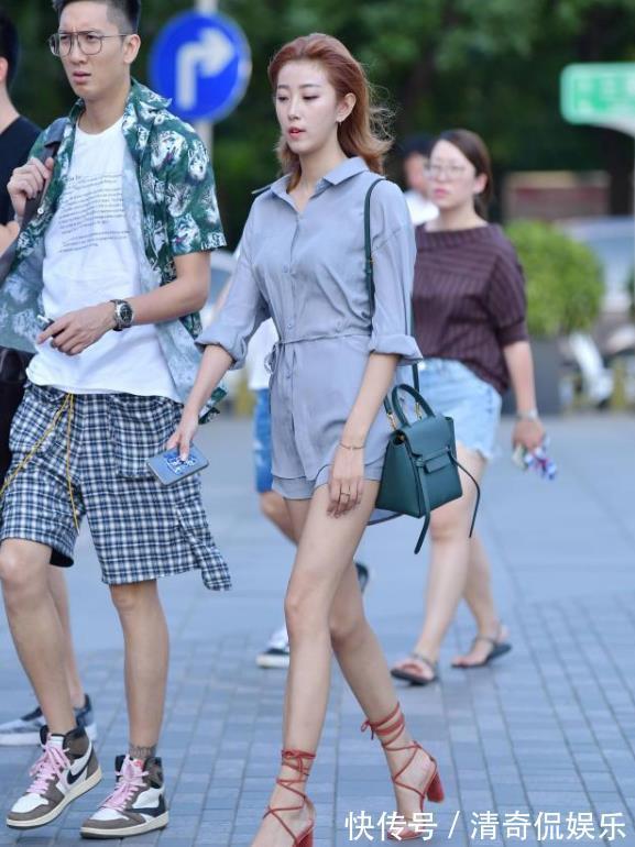 花态|街拍柳腰花态的小姐姐，一件套装灰色上衣配灰色短裙，魅力气质