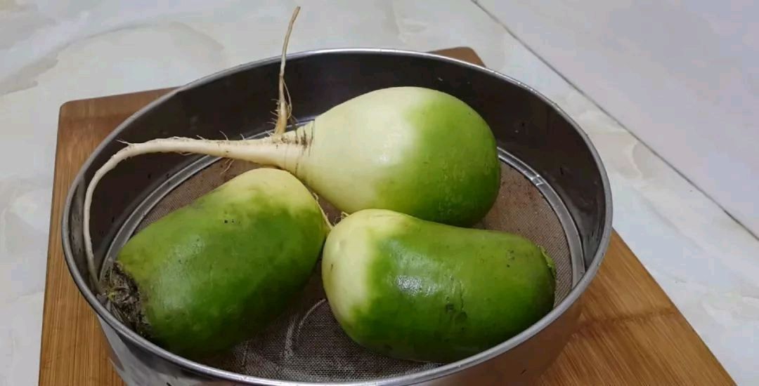  到吃萝卜的时候，我教你怎么做萝卜肉丸它们味道鲜美，但不油炸你吃得越多，它们就越香