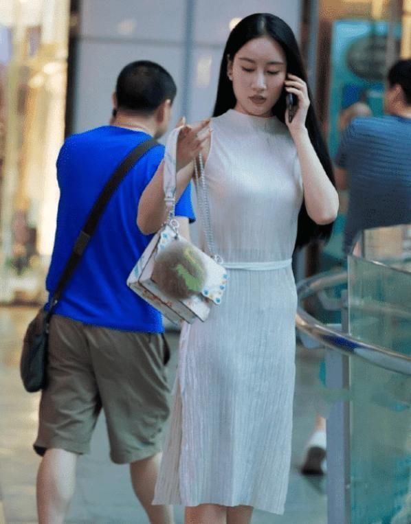 包包|表姐为凉快穿“纸糊”的裙子,还要在一旁“剪”一道大口子