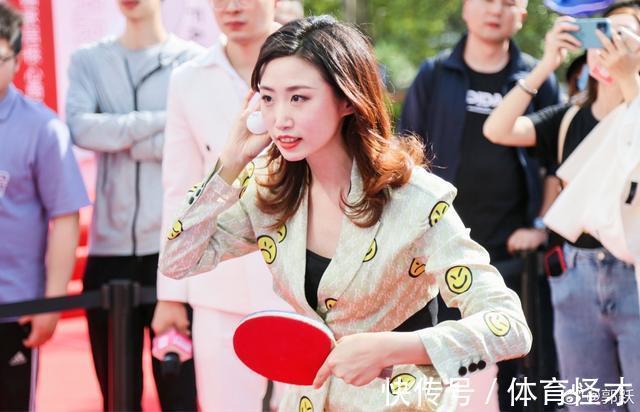 郭跃|国乒最年轻世界冠军露面!长发披肩脸颊消瘦,双手比心笑容灿烂