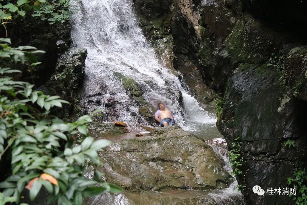 峡谷|游客在广西一景区坠落山崖，摔下8米深的瀑布！