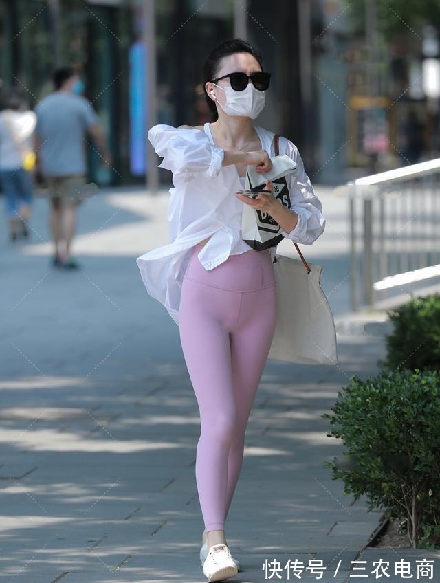 搭配 亮白色长风衣搭配粉色运动裤,清爽明朗,简约时尚!