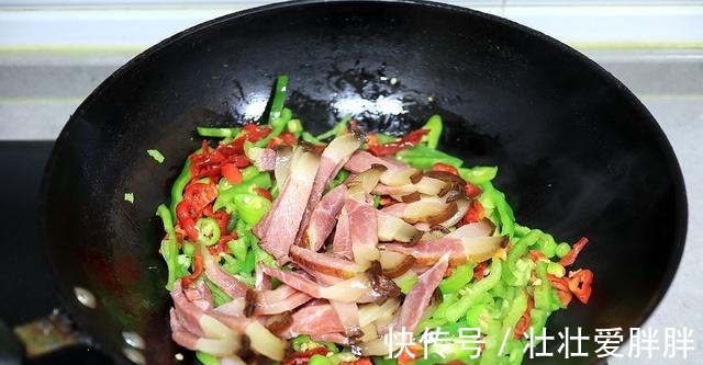 辣椒炒腊肉辣椒清脆,腊肉咸香,肥而不腻!