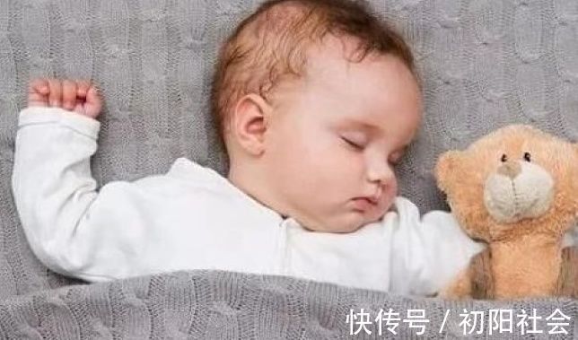 衣服|天再冷,孩子也最好别穿厚衣服睡觉,不然也许会损害孩子身体健康