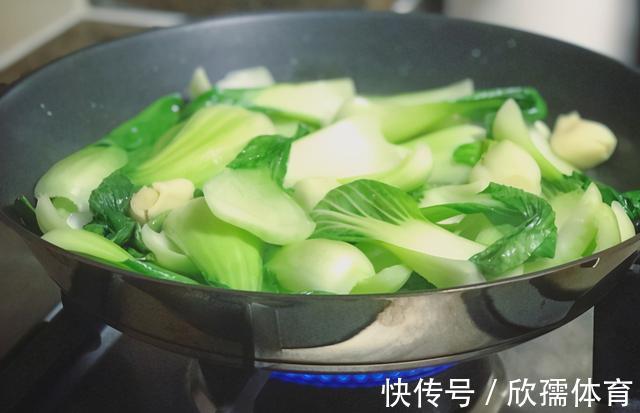 好吃|想吃脆嫩不变色的炒青菜，别再直接下锅炒，学会这招，好吃又好看