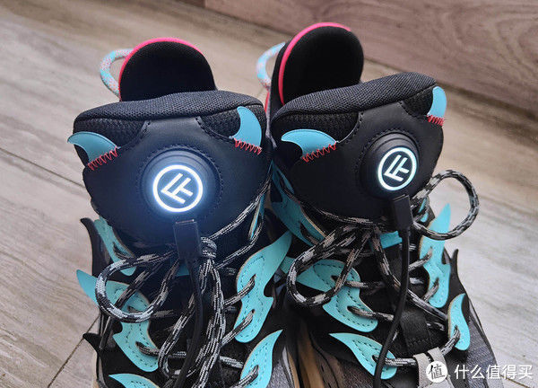 复古风 智趣测评 篇三百二十五:小米有品新上的老爹鞋测评,自带电加热,炫酷还保暖