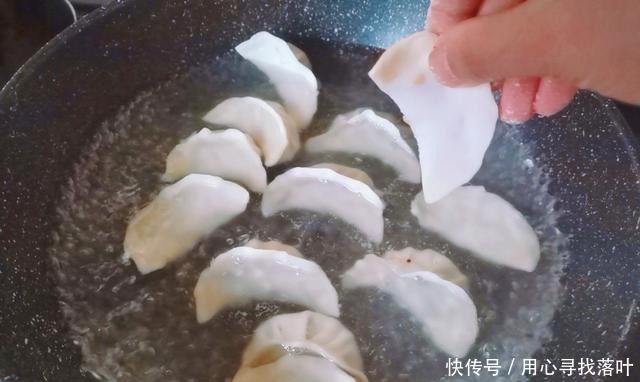 拌饺子馅的第一步是先放油或水,许多人在第一步就错了