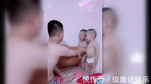 场面|双胞胎宝宝打架被爸教育,但威慑力似乎不够,妈妈一进来场面失控