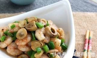 制作简单快炒,虾仁鲜滑爽脆,草菇又鲜又嫩,荤素搭配,营养丰富!