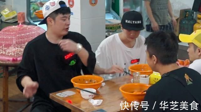 鹿晗没吃到海鲜,谁注意他往面里放了一瓶啥?暴露男神的真实口味