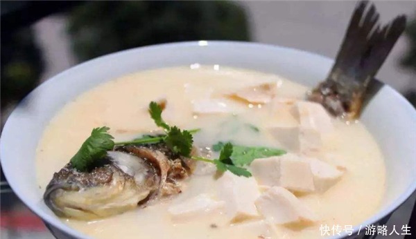 大厨这样炖“鲫鱼汤”,又香又白没腥味,原来炖前多做了“2步”!