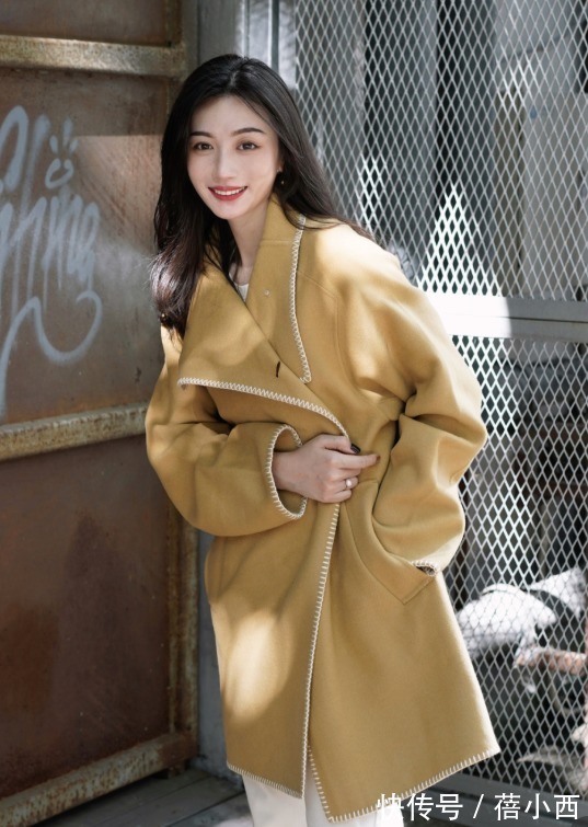 小白裤 “大衣+小白裤”=2022最火搭配,高级时髦有气质,关键是不烂大街
