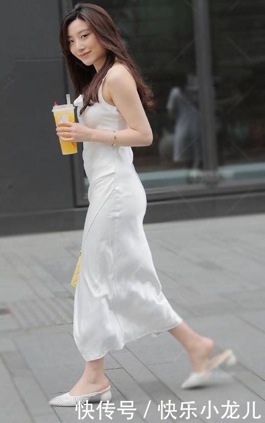气质优雅的奶茶姐姐,一身纯白色吊带裙穿搭,尽显风韵迷人