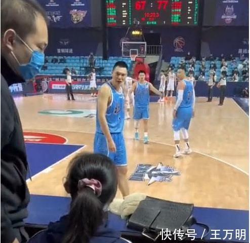 cb翟晓川朱彦西与女记者争执,谁对谁错?球迷:跟辽篮球员好好学学