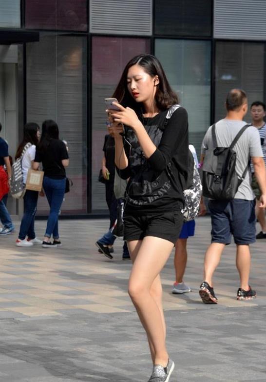 女人味儿|面带微笑的气质美女，白色上装搭配牛仔裤，展现出纤瘦小蛮腰