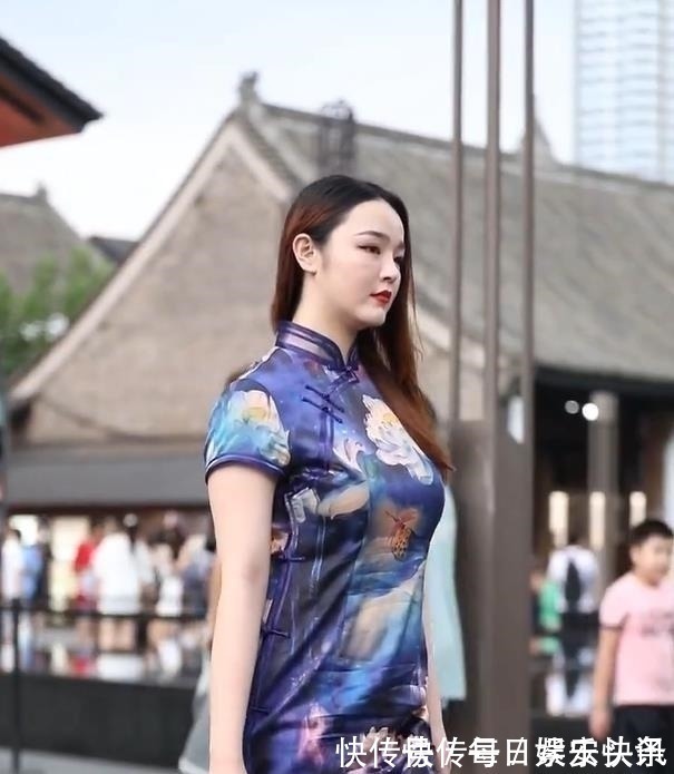 旗袍 人来人往的广场,旗袍女孩才是时尚的主角