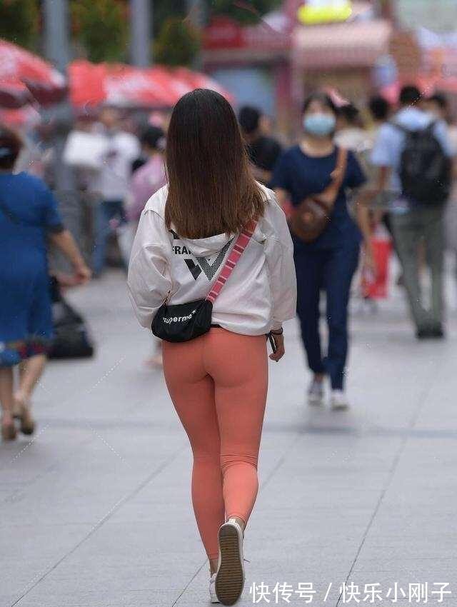 上身 打底裤的穿搭示范,日常着装的风格显得个性又有型,比例也好