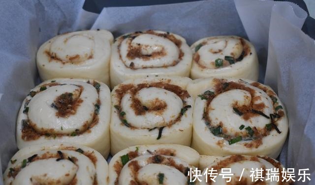 跟我做面包吧，柔软又香又好吃，当早餐正好，连做了三次还没吃够