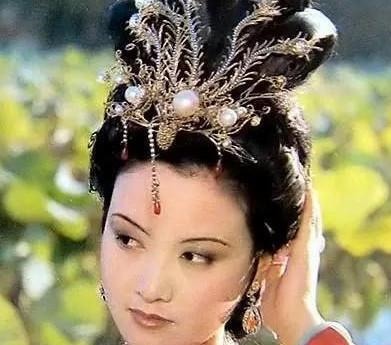 贾母&红楼梦 王熙凤吃的鸡油卷都暗藏玄机, 暗示她为何生不出儿子!