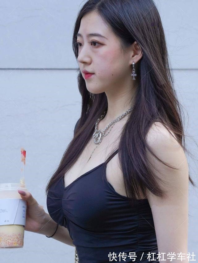 靴子 配黑色长筒靴,黑色的穿搭风格,充满个性和时尚气息!