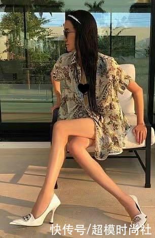 71岁婚纱女王瘦得令人心疼！冻龄身材不像奶奶，穿长袜秀少女腿