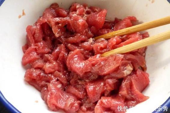  炒牛肉时，加料酒是不对的！加点“它”，牛肉嫩而不柴还不粘锅