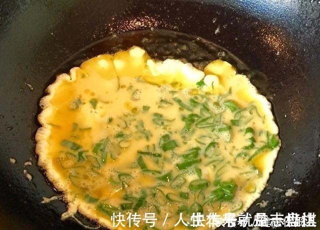 做鸡蛋时，直接下锅难怪难吃，多加这一步，鸡蛋软滑鲜嫩不粘锅