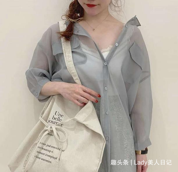时髦 为什么日本女人都喜欢穿“透视衬衫”夏末早秋的时髦,全靠它撑