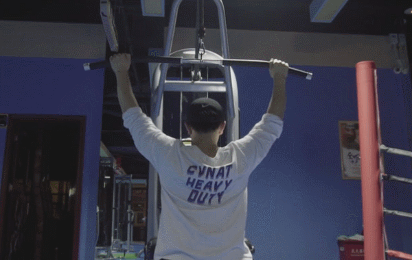 肌肉|如何锻炼背部肌肉?只需做好这9个动作,你也能练出倒三角身材