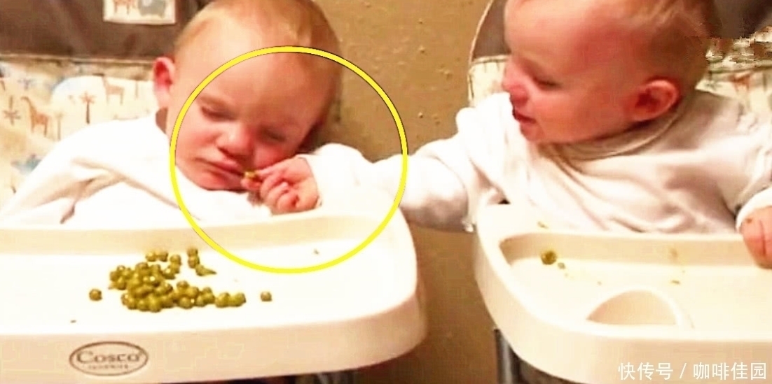 哥哥|双胞胎哥哥看弟弟睡着了,赶紧偷吃他的饭,得意的小表情爸妈笑喷