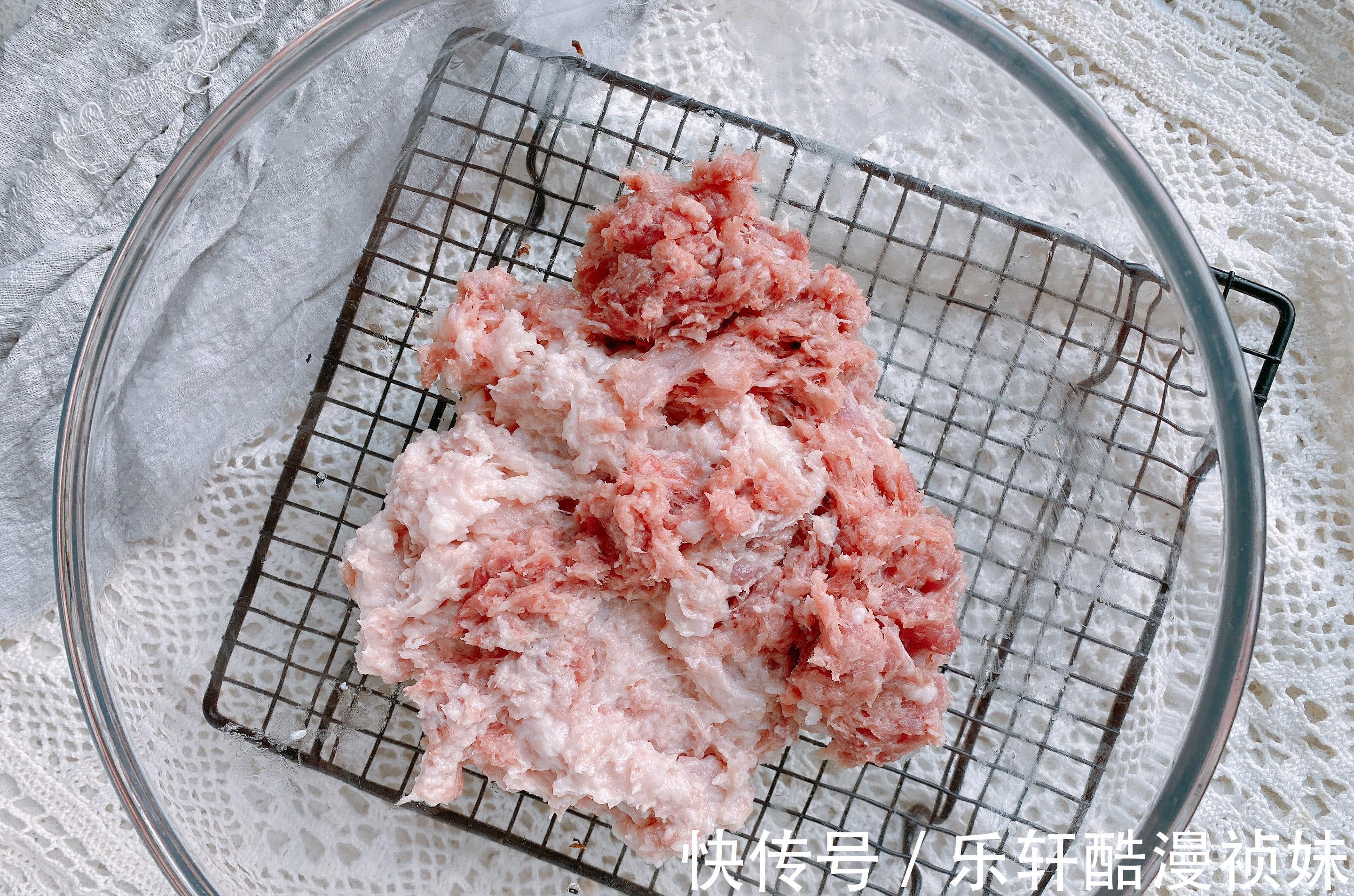 松软|浙江美食梅干菜饼,几十年老配方,馅料咸香,饼皮松软凉了也不硬