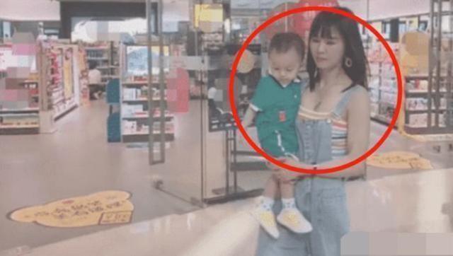 新知识|“最年轻姥姥”走红,抱外孙逛商场像母子,网友直呼:姥爷太幸福